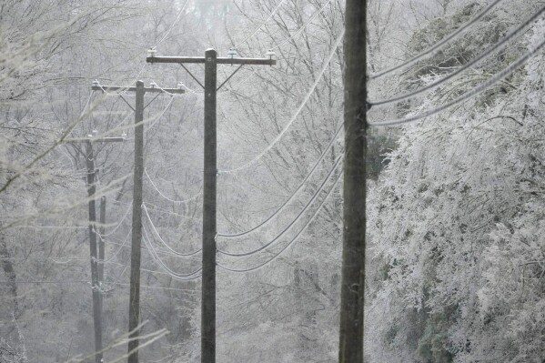 Мощный зимний шторм принес мокрый снег, ледяной дождь и снег на большую часть территории США.
