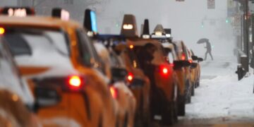 Мощный зимний шторм принес мокрый снег, ледяной дождь и снег на большую часть территории США.