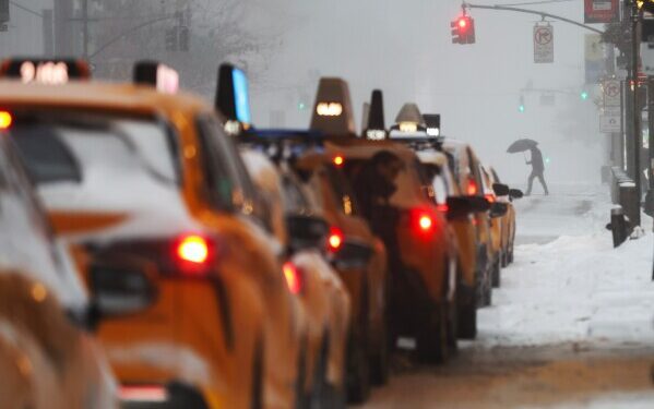 Мощный зимний шторм принес мокрый снег, ледяной дождь и снег на большую часть территории США. Мощный зимний шторм принес мокрый снег, ледяной дождь и снег на большую часть территории США.
