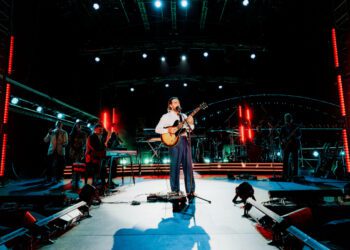 Мэтт Корби исполнил трогательную новогоднюю песню в память о жертвах стрельбы в Сиднее.