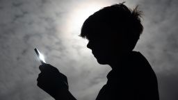 Meta, TikTok и YouTube предстанут перед судом, чтобы защититься от исков о наркотической зависимости и вреде для психического здоровья молодежи.