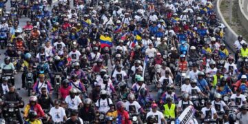 В Миннесоте протестующие и агенты неоднократно вступали в конфронтацию, а прокуроры ушли в отставку после смерти Рене Гуд.