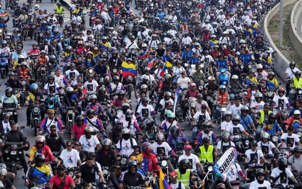 В Миннесоте протестующие и агенты неоднократно вступали в конфронтацию, а прокуроры ушли в отставку после смерти Рене Гуд. В Миннесоте протестующие и агенты неоднократно вступали в конфронтацию, а прокуроры ушли в отставку после смерти Рене Гуд.