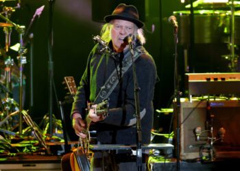 Нил Янг резко раскритиковал генерального директора Apple Тима Кука, а также компании Verizon и T-Mobile за «поддержку фашистского режима Трампа».