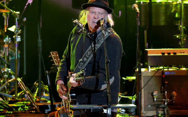 Нил Янг резко раскритиковал генерального директора Apple Тима Кука, а также компании Verizon и T-Mobile за «поддержку фашистского режима Трампа».