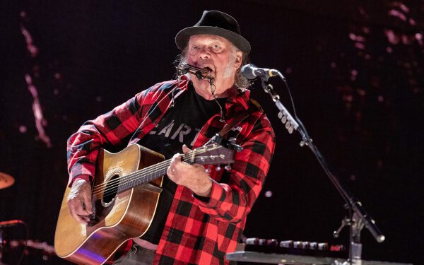 В новой редакционной статье, критикующей Трампа, Нил Янг призывает американцев «восстать».