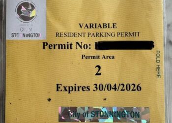 Новое муниципальное правило обязывает австралийцев платить за парковку возле собственных домов. Новое муниципальное правило обязывает австралийцев платить за парковку возле собственных домов.