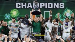 Команда «Индиана», занимающая первое место в рейтинге, разгромила команду «Алабама», занимающую девятое место, со счетом 38-3, одержав свою первую победу в Роуз Боуле и выйдя в полуфинал плей-офф студенческого футбола.