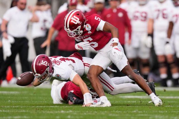 Команда «Индиана», занимающая первое место в рейтинге, разгромила команду «Алабама», занимающую девятое место, со счетом 38-3, одержав свою первую победу в Роуз Боуле и выйдя в полуфинал плей-офф студенческого футбола.