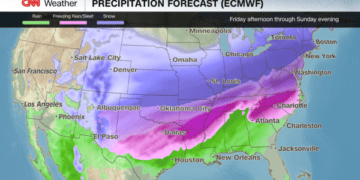 Одна из самых сильных зимних бурь за последние годы обрушит на почти половину территории США разрушительный гололед и сильные снегопады.