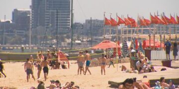 В одном штате бушует жара, а другой готовится к наводнениям.