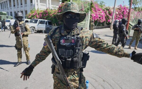 Президент заявил, что порты Панамского канала продолжат работу после того, как суд признал концессию неконституционной. Президент заявил, что порты Панамского канала продолжат работу после того, как суд признал концессию неконституционной.