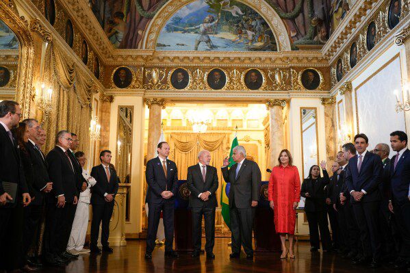 Президент заявил, что порты Панамского канала продолжат работу после того, как суд признал концессию неконституционной.