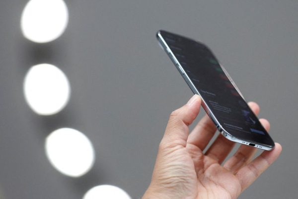 Опрос показывает, что люди не верят в крупную ставку Apple на более тонкий iPhone.