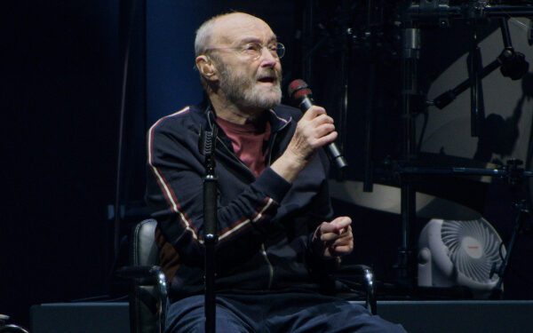 Фил Коллинз сообщил, что находится под круглосуточным наблюдением, но чувствует себя «полностью подвижным и здоровым».