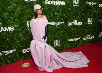 Рианна отмечает 10-летие альбома «ANTI», получив восьмой бриллиантовый сертификат RIAA, что стало рекордным показателем.