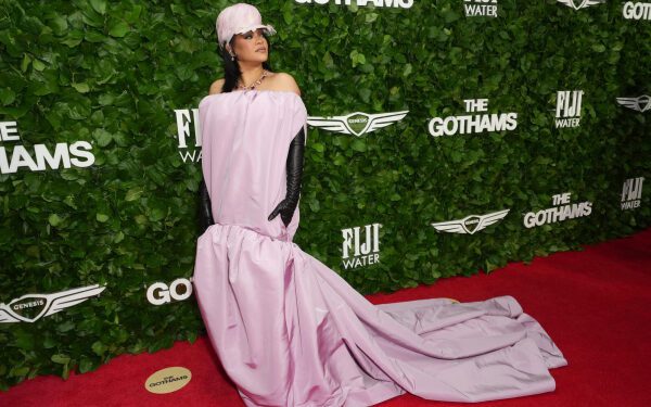 Рианна отмечает 10-летие альбома «ANTI», получив восьмой бриллиантовый сертификат RIAA, что стало рекордным показателем.