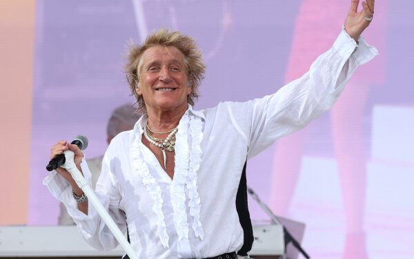 Род Стюарт резко раскритиковал «уклониста от призыва» Дональда Трампа за оскорбление войск НАТО в Афганистане. Род Стюарт резко раскритиковал «уклониста от призыва» Дональда Трампа за оскорбление войск НАТО в Афганистане.