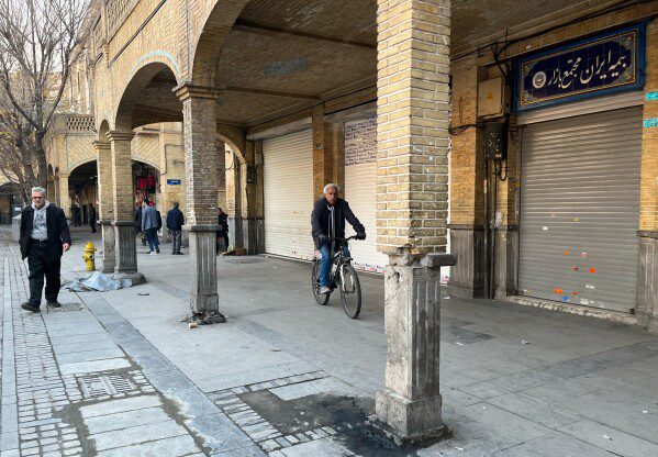 В Иране произошли столкновения сил безопасности с протестующими на главном рынке страны, в ходе демонстраций погибли по меньшей мере 36 человек.