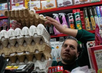 В Иране произошли столкновения сил безопасности с протестующими на главном рынке страны, в ходе демонстраций погибли по меньшей мере 36 человек. В Иране произошли столкновения сил безопасности с протестующими на главном рынке страны, в ходе демонстраций погибли по меньшей мере 36 человек.