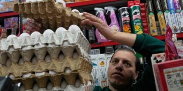 В Иране произошли столкновения сил безопасности с протестующими на главном рынке страны, в ходе демонстраций погибли по меньшей мере 36 человек.