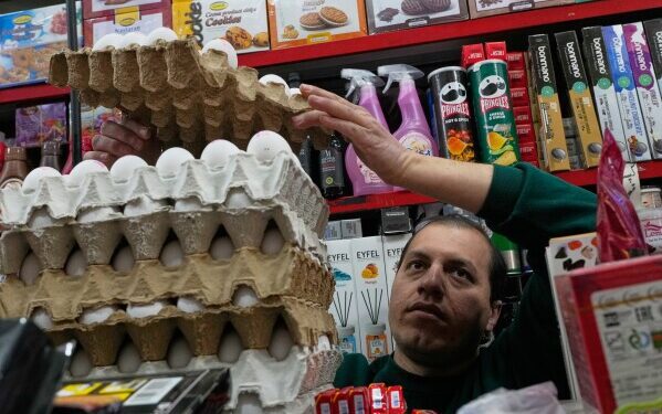 В Иране произошли столкновения сил безопасности с протестующими на главном рынке страны, в ходе демонстраций погибли по меньшей мере 36 человек.