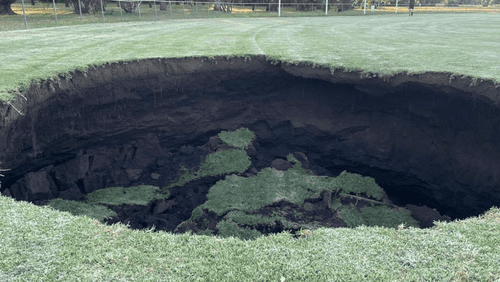 Эксперт по тоннелям заявляет, что в связи с провалом грунта в Мельбурне возникают «серьезные вопросы». Эксперт по тоннелям заявляет, что в связи с провалом грунта в Мельбурне возникают «серьезные вопросы».