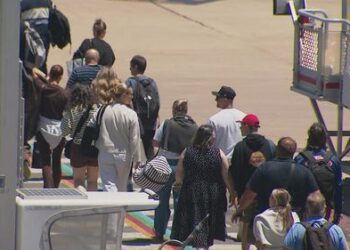 Пассажирам QantasLink вылетел самолет дважды с шестичасовой задержкой из-за того, что он дважды развернулся.