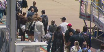 Пассажирам QantasLink вылетел самолет дважды с шестичасовой задержкой из-за того, что он дважды развернулся.