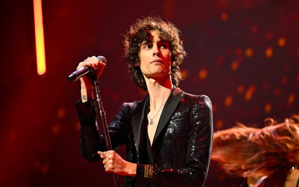 Sombr исполнил кавер на песню Оливии Дин «Man I Need», вошедшую в список 100 самых популярных хитов, для программы Like a Version на радио Triple J.