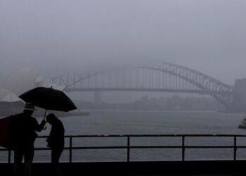 Сидней готовится к суровой погоде, поскольку приближается супершторм.