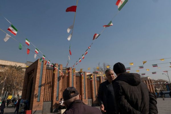 Тегеран опасается американских бомб, поскольку воспоминания о кровавых репрессиях все еще не дают покоя.