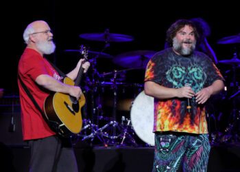 Кайл Гасс из Tenacious D рассказал о своем сожалении по поводу шутки об убийстве Трампа и о своих отношениях с Джеком Блэком.