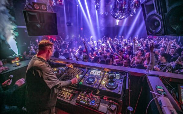 Основатели нового бруклинского клуба Refuge утверждают, что каждые выходные его высококачественная звуковая система «звучит немного лучше, чем в предыдущие выходные». Основатели нового бруклинского клуба Refuge утверждают, что каждые выходные его высококачественная звуковая система «звучит немного лучше, чем в предыдущие выходные».