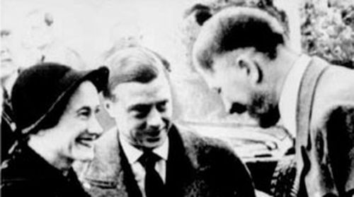 В Великобритании короновали человека, которого Гитлер хотел видеть королем.