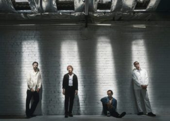 Группа The Temper Trap выплеснула все свои эмоции ночным выступлением с песней 'Giving Up Air': смотрите видео.