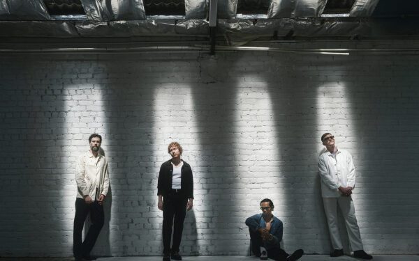 Группа The Temper Trap выплеснула все свои эмоции ночным выступлением с песней 'Giving Up Air': смотрите видео.