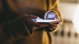 Эта девушка-подросток стала жертвой дипфейк-фотографий с обнаженными телами. Она надеется, что новый учебный курс поможет будущим жертвам.