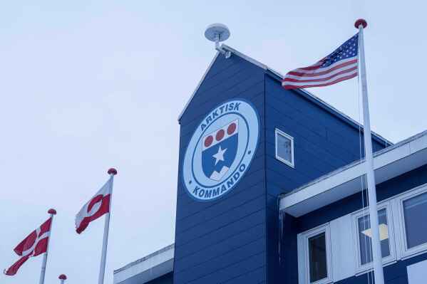 Тысячи людей вышли на марш в Гренландии в поддержку арктического острова, несмотря на угрозы Трампа захватить его.