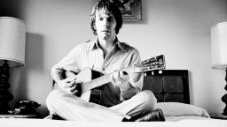 В Сан-Франциско тысячи поклонников почтили память легендарного гитариста группы Grateful Dead Боба Вейра.