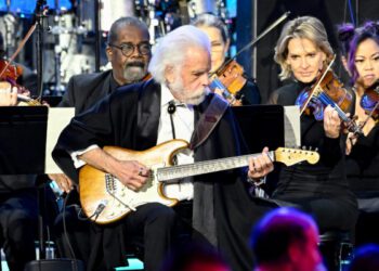 Тысячи поклонников почтили память легендарного гитариста Grateful Dead Боба Вейра в Сан-Франциско.