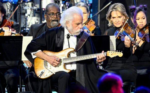 Тысячи поклонников почтили память легендарного гитариста Grateful Dead Боба Вейра в Сан-Франциско.