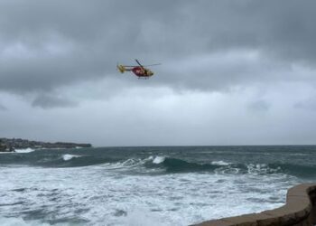 Три человека утонули, двое пропали без вести за 36 часов в Новом Южном Уэльсе.