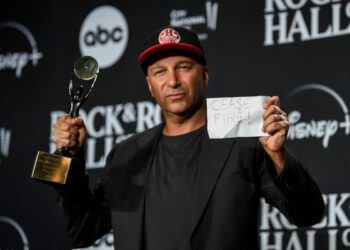 Том Морелло критикует администрацию Трампа за использование якобы «нацистского лозунга массового убийства». Том Морелло критикует администрацию Трампа за использование якобы «нацистского лозунга массового убийства».