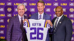 Тринидад Чамблисс и Лукас Карнейро вывели команду «Оле Мисс» в финал Кубка Шугар Боул, обеспечив ей победу над «Джорджией» и выход в полуфинал плей-офф студенческого футбола. Тринидад Чамблисс и Лукас Карнейро вывели команду «Оле Мисс» в финал Кубка Шугар Боул, обеспечив ей победу над «Джорджией» и выход в полуфинал плей-офф студенческого футбола.