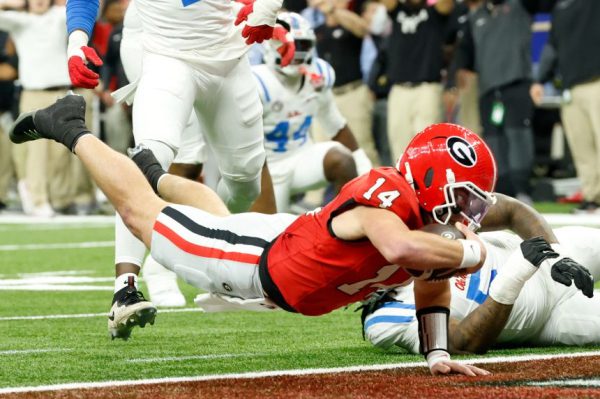 Тринидад Чамблисс и Лукас Карнейро вывели команду «Оле Мисс» в финал Кубка Шугар Боул, обеспечив ей победу над «Джорджией» и выход в полуфинал плей-офф студенческого футбола.