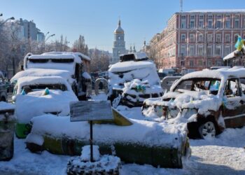 Удары украинских беспилотников оставили без электричества сотни тысяч человек на оккупированной Россией юге Украины.