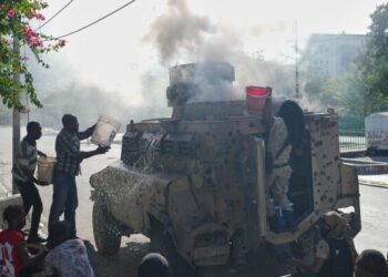 Правительство США предупреждает, что примет меры, если гаитянские политики дестабилизируют страну. Правительство США предупреждает, что примет меры, если гаитянские политики дестабилизируют страну.