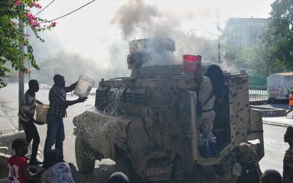 Правительство США предупреждает, что примет меры, если гаитянские политики дестабилизируют страну. Правительство США предупреждает, что примет меры, если гаитянские политики дестабилизируют страну.