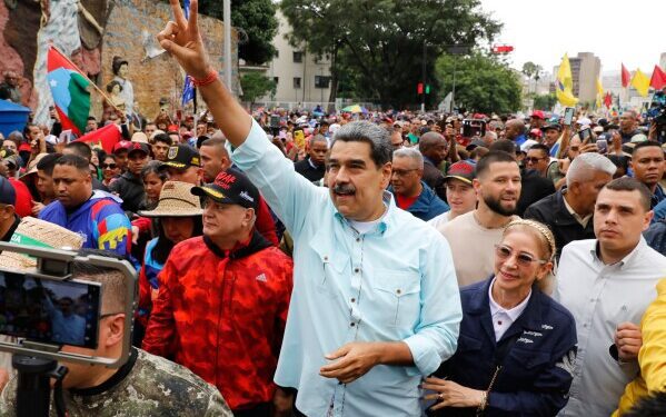 США нанесли удар по Венесуэле и заявили, что ее лидер Мадуро захвачен и вывезен из страны.